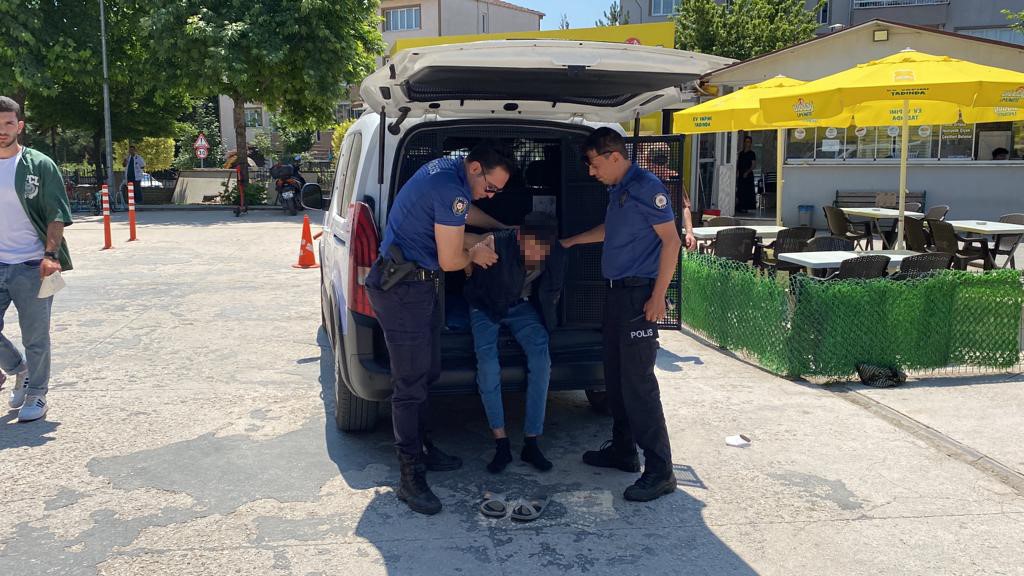 Bursa’da baltalı hırsız ayakkabı çalarken yakalandı Bursa’da baltalı hırsız ayakkabı çalarken yakalandı