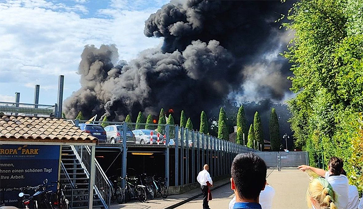 Eğlence parkında yangın: 25 bin kişi tahliye edildi