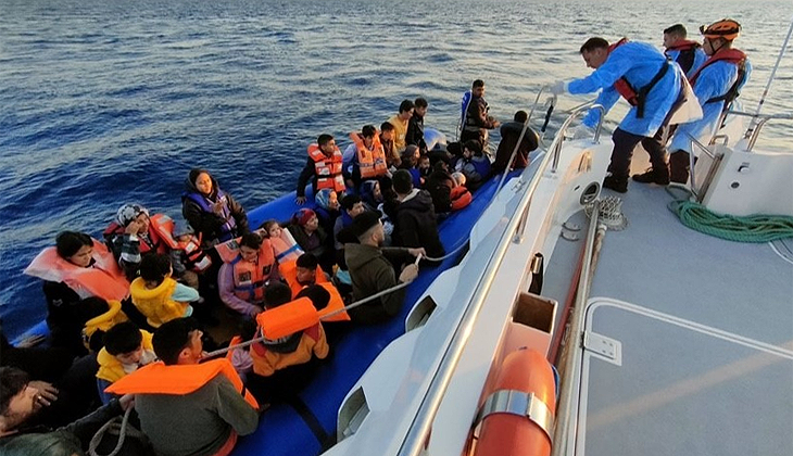 Çanakkale açıklarında 43 düzensiz göçmen yakalandı