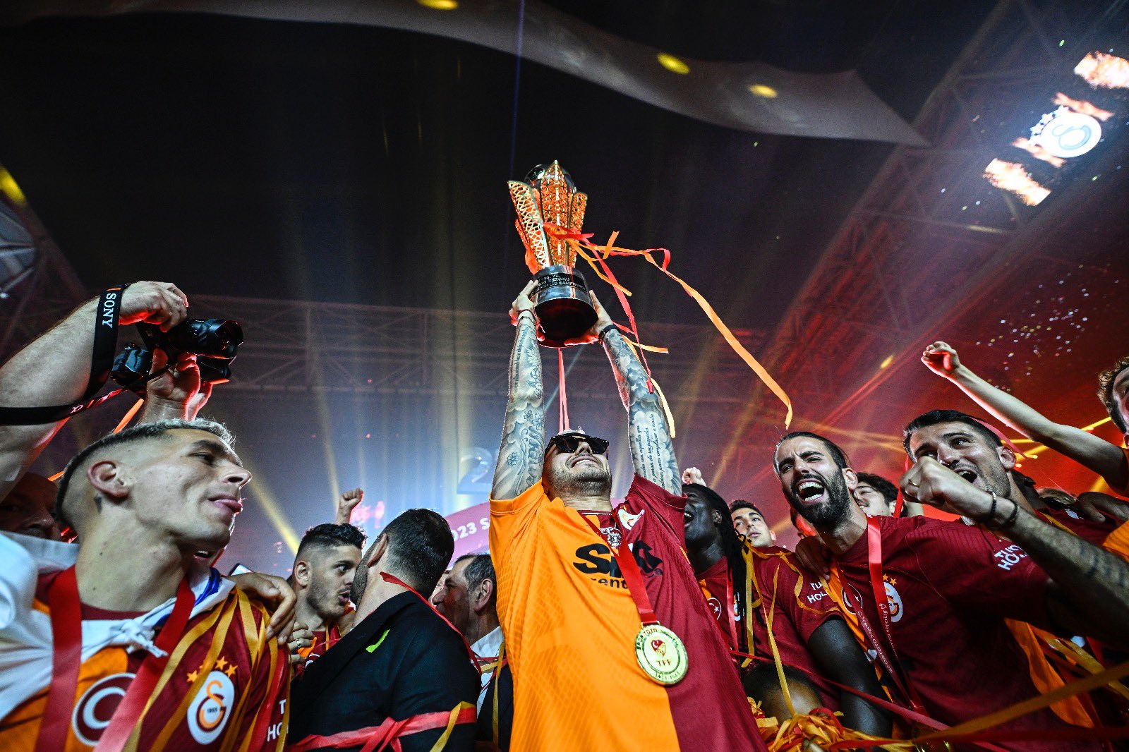 Galatasaray şampiyonluk kupasını kaldırdı