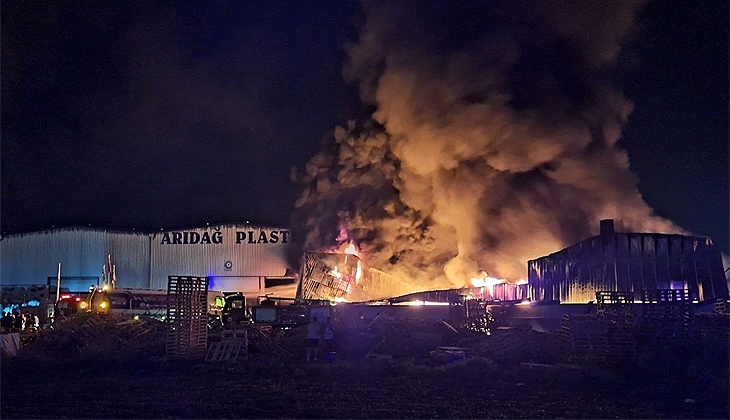 Mersin’de plastik kasa fabrikasında yangın