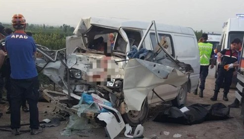 Minibüs ile belediye otobüsü çarpıştı: 3 ölü, 10 yaralı