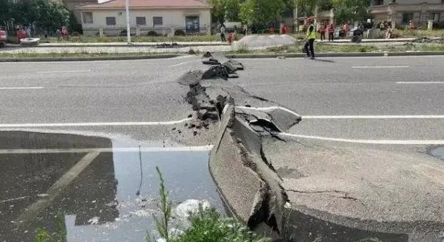 Çin’de yollar yarıldı, binlerce kişi tahliye edildi