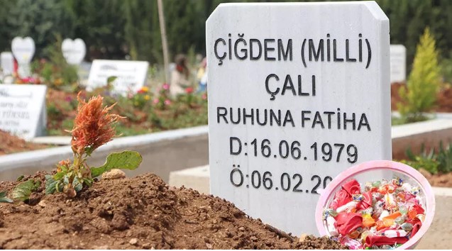 Depremde hayatını kaybedenlerin mezarına, yakınları bayram şekeri koydu