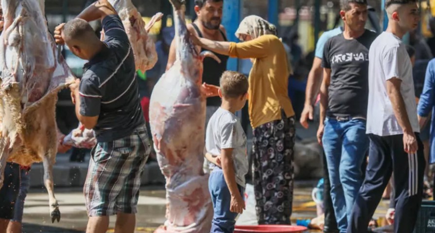 Sokakta kurban kesip, atıklarını gömenlere 10 bin 319 lira ceza