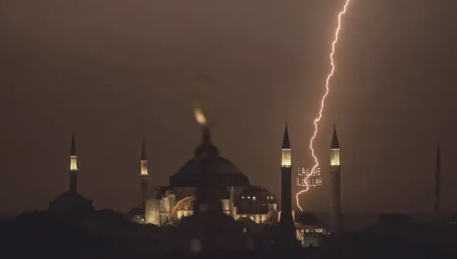 Şimşek ‘La İlahe İllallah’ yazılı mahyanın arkasına düştü