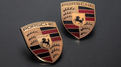 Porsche logosunu yeniledi