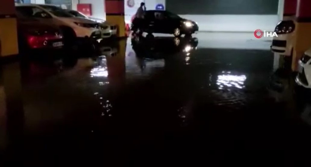Bursa’da alışveriş merkezlerini su bastı