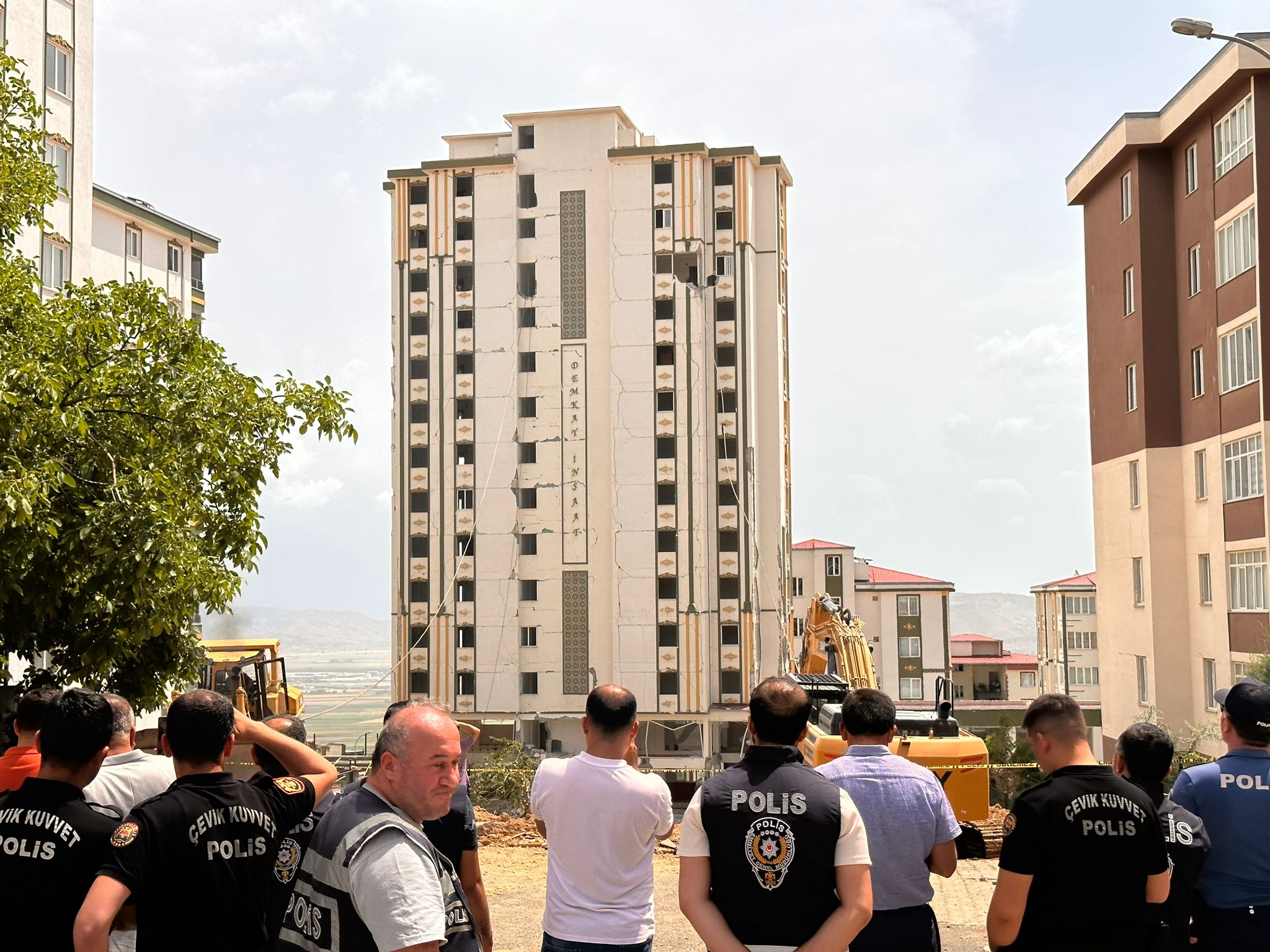 Hasarlı bina, yıkım sırasında sağlam binanın üzerine devrildi