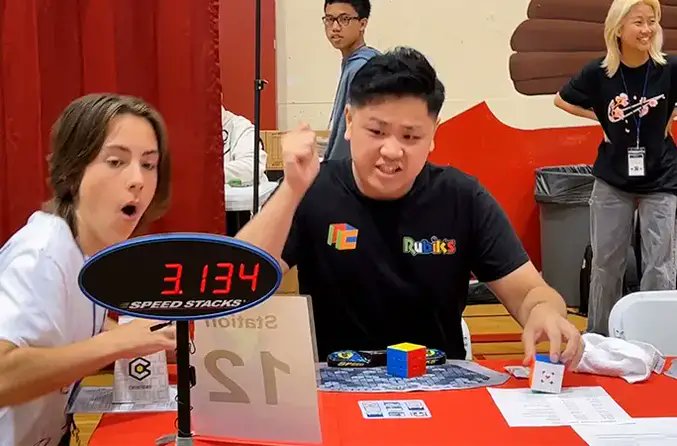 ABD’li genç Rubik Küpü’nü 3.13 saniyede çözerek rekor kırdı