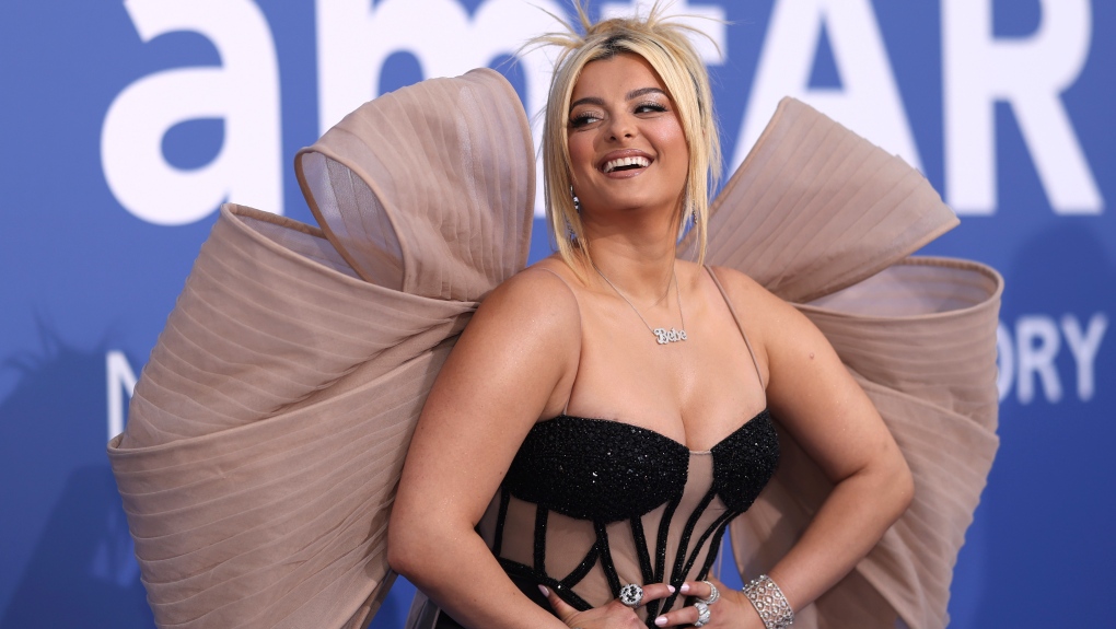 Bebe Rexha’ya sahnede telefonlu saldırı
