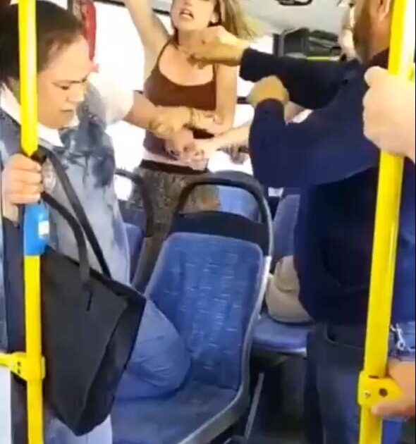 Belediye otobüsünde kavga: Ortalık karıştı