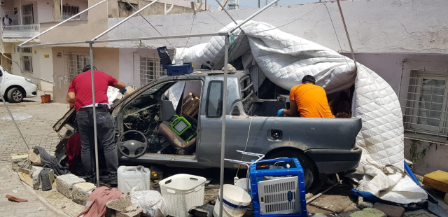 Deprem çadırında parçalanmış otomobil bulundu