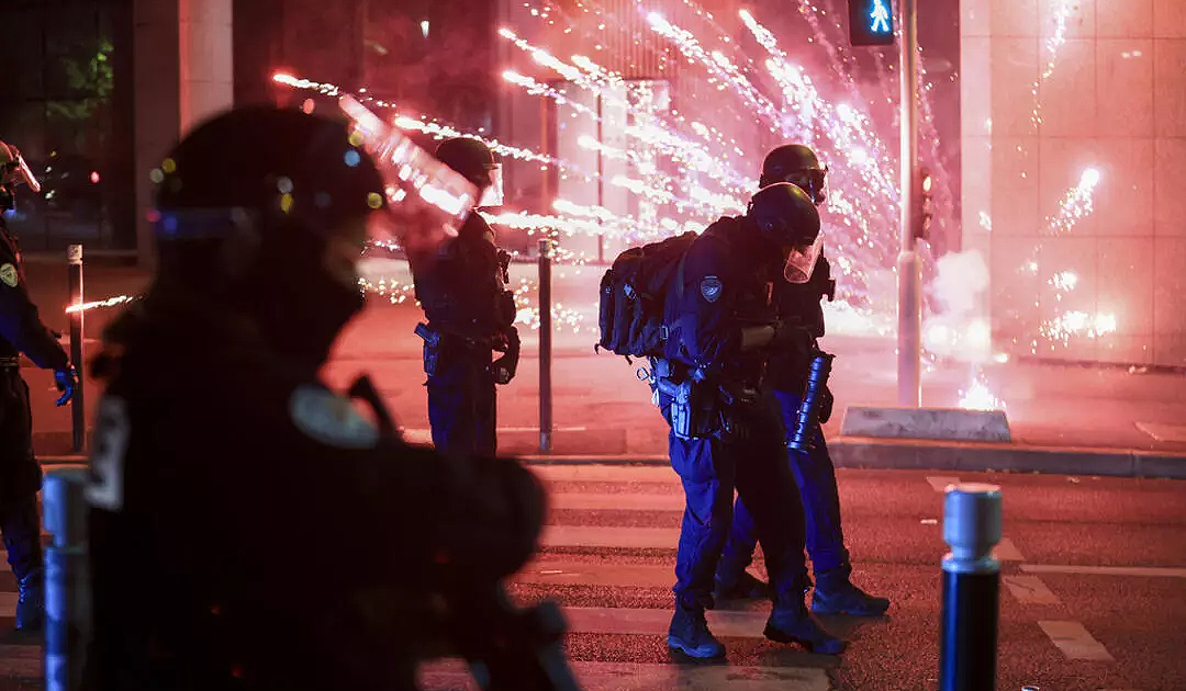 Fransa’da bir kişi daha yaşamını yitirdi… Protestolar Belçika’ya sıçradı