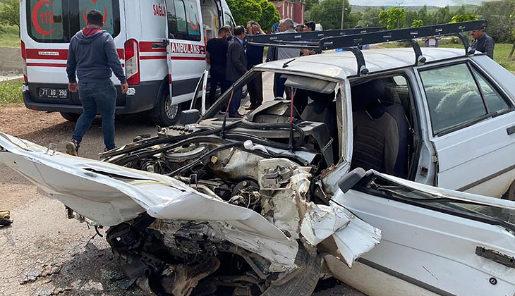 Ön teker aksı kopan otomobil öğrenci servisine çarptı: 17 yaralı