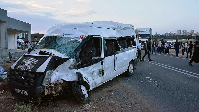 Şanlıurfa’da minibüs ile TIR çarpıştı: 21 yaralı