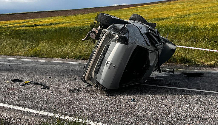 Takla atan otomobil devrildi: 1 ölü, 3 yaralı