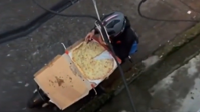 Kurye pizzadan bir dilim yedi, son hareketi geometri dersi gibi