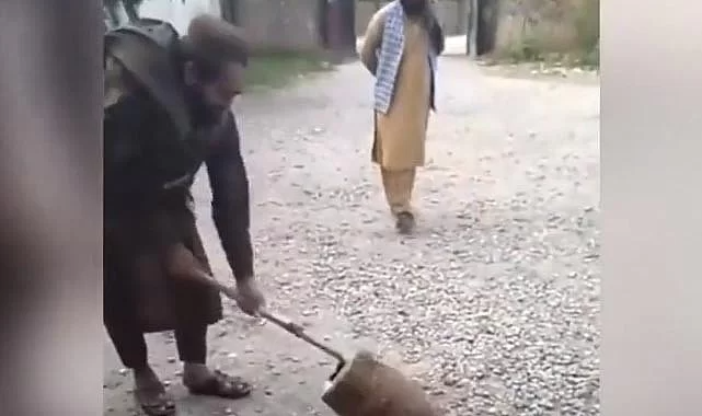 Taliban müzik aletlerini balta ile kırdı