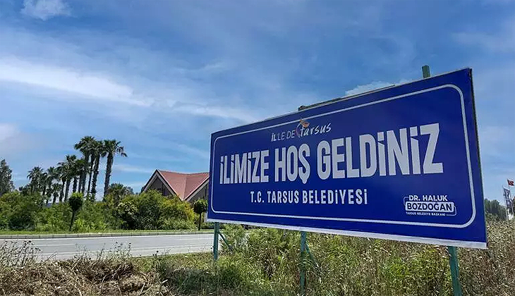 Tarsus girişine ‘İlimize hoş geldiniz’ tabelası…