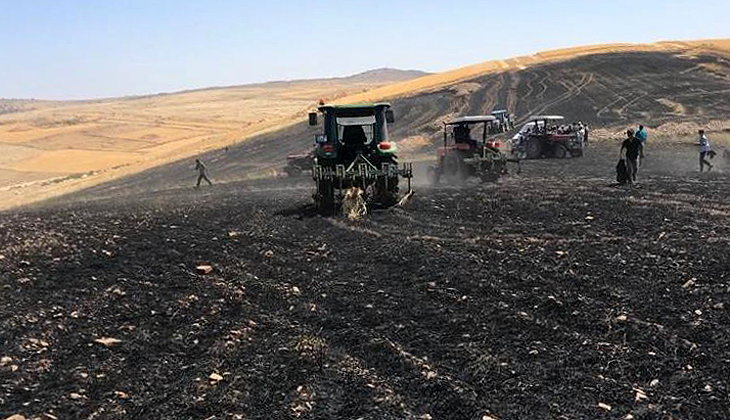 Biçerdöver yangını, 100 dönüm ekili tarlayı küle çevirdi