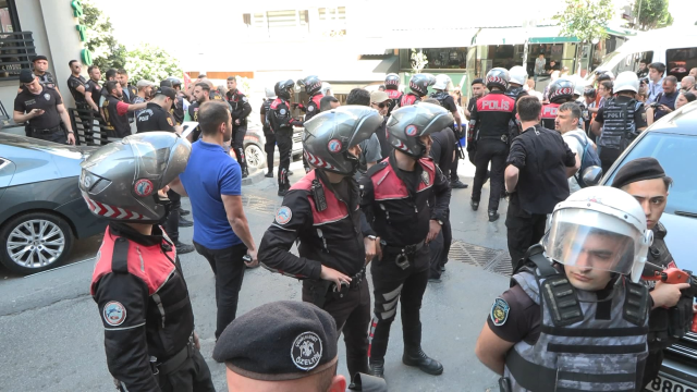 Yürüyüş yapmayı planlayan LGBT’liler Taksim’de toplanmaya başladı