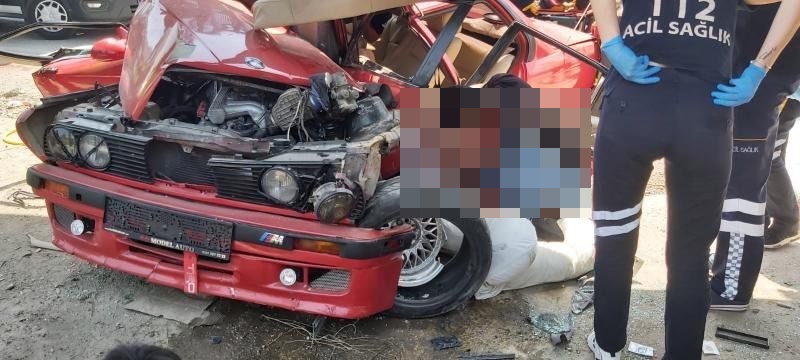 Bursa’da araç ikiye katlanmıştı… Abi kardeşin karıştığı feci kaza kameraya yansıdı