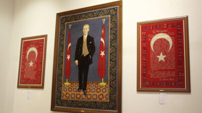 1,1 milyon düğümlü 3 boyutlu Atatürk halısı müzenin baş köşesinde