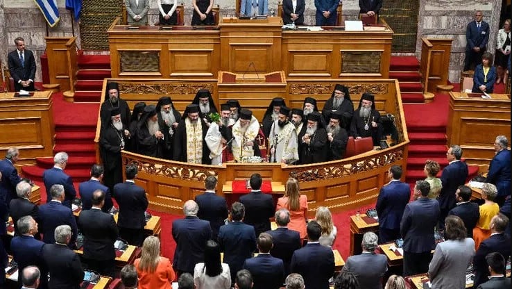 Yunan parlamentosunda Kur’an’a el basarak yemin ettiler