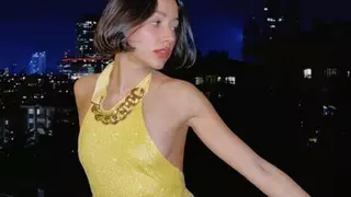 Zeynep Bastık plaj tuvaletinde selfie çekti