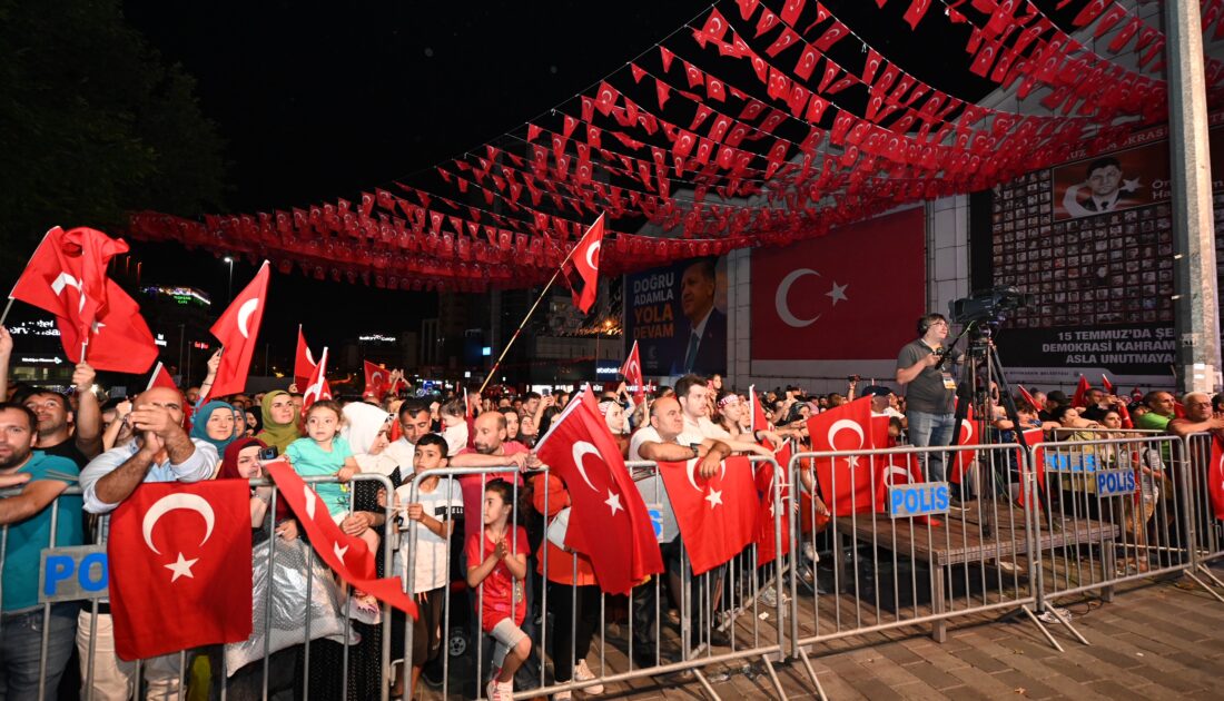 Bursalılar 15 Temmuz’un yıl dönümünde Demokrasi Meydanı’nda buluştu