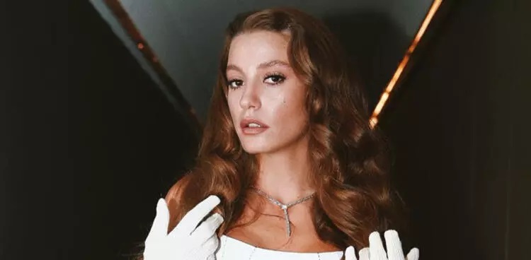 Serenay Sarıkaya’nın beyaz bluzunun fiyatı dudak uçuklattı