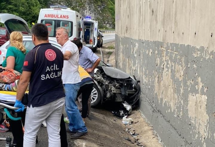 Bursa’da otomobil istinat duvarına çarptı