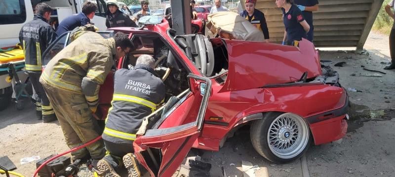 Bursa’da kaza yapan otomobil ikiye katlandı
