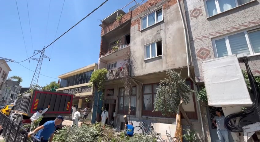 Bursa’da 3 katlı binadan kamyon kamyon çöp çıktı