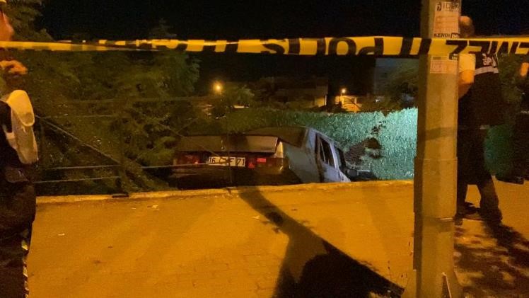 Bursa’da feci kaza! Kontrolden çıkan araç inşaat alanına uçtu