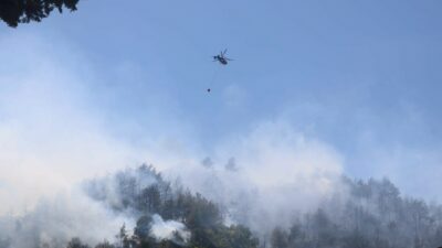 Yangına 2 uçak, 9 helikopterle müdahale ediliyor
