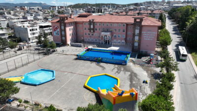 Bursa’da okul bahçeleri havuzlarla şenlendi