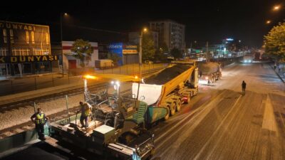Bursa trafiğinde gece mesaisi… Ana arterde asfaltlama çalışması yapıldı!