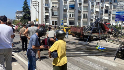 Bursa’da freni patlayan kamyon araçları biçti