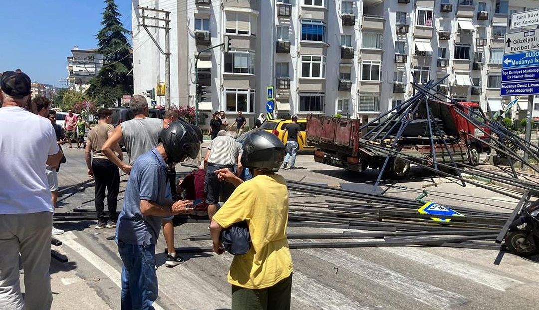 Bursa’da freni patlayan kamyon araçları biçti