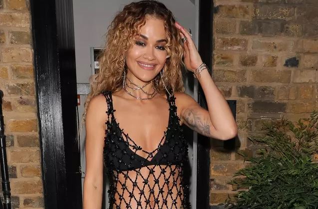 Rita Ora’nın davet tarzı beğenilmedi!