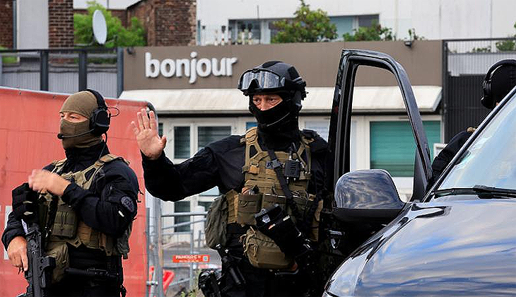 Paris’te lüks mağazaların önüne polis araçları konuşlandı