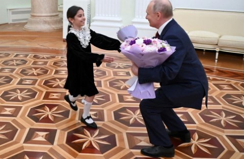 Putin gülücükler saçtı: Prestijini geri kazanma çabası mı?