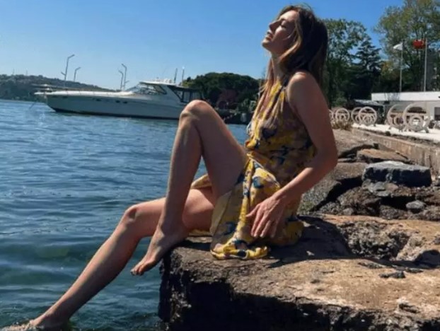 Melis Sezen, sevgilisi Atilla Bingöl’le çıktığı tatilden havuz başı pozunu paylaştı