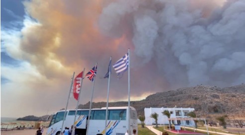 Yunanistan’ın turistik Rodos adasında orman yangını: 40 bin kişi tahliye edildi