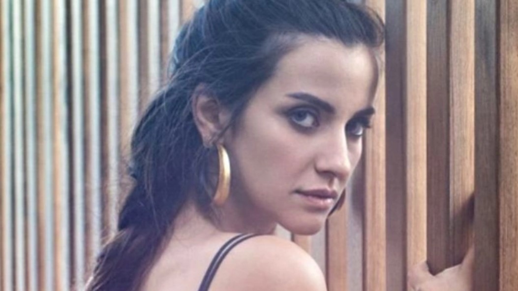 İrem Helvacıoğlu bikinisiyle ağaca çıktı!