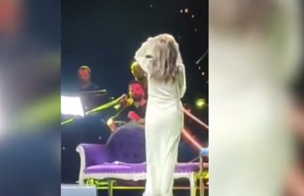 Yıldız Tilbe, saçlarını kazıttı, binlerce hayranının önünde peruğunu çıkardı
