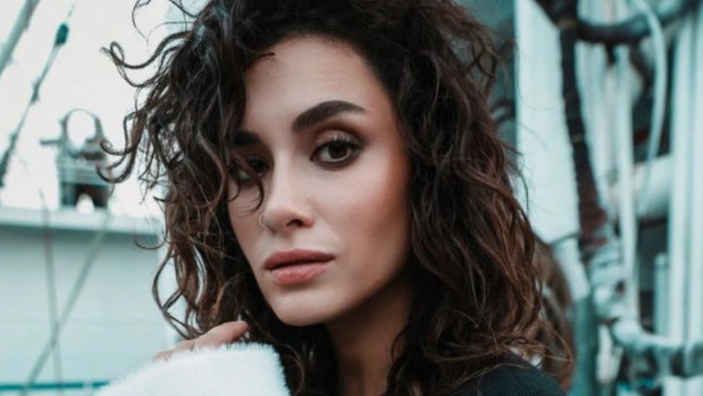 Hande Doğandemir’den bikinli pozlar: Karnını eliyle gizlemesi dikkat çekti