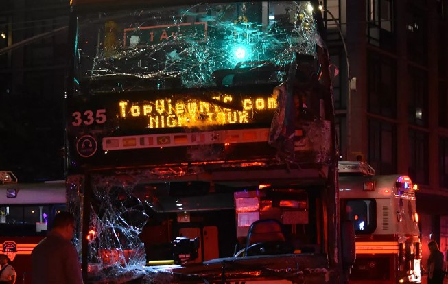 New York’ta tur otobüsü ile otobüs çarpıştı: 18 yaralı